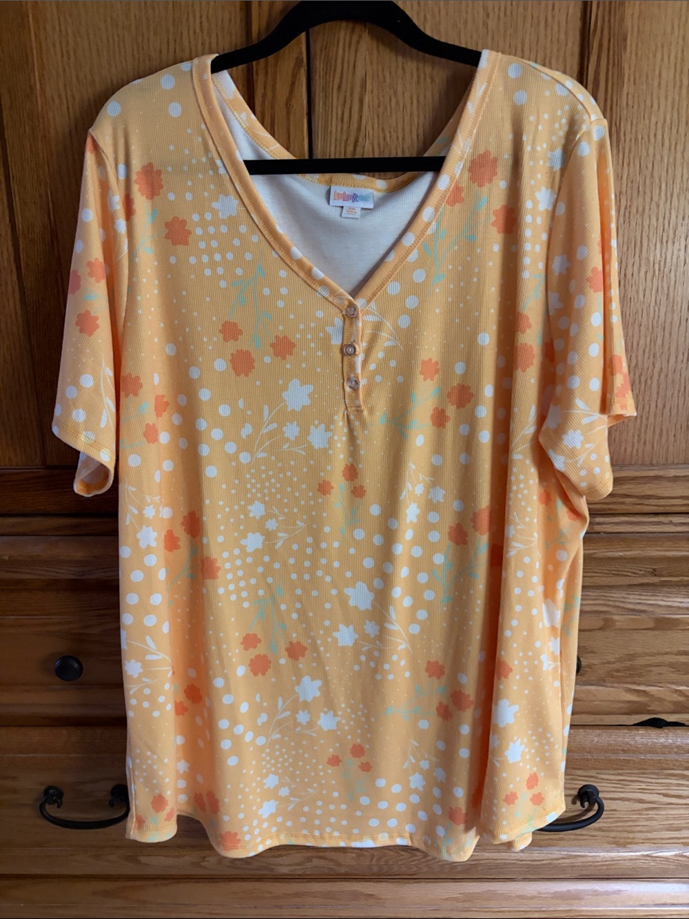 LuLaRoe Short Sleeve V‑Neck Shirt in Peach, White, Orange